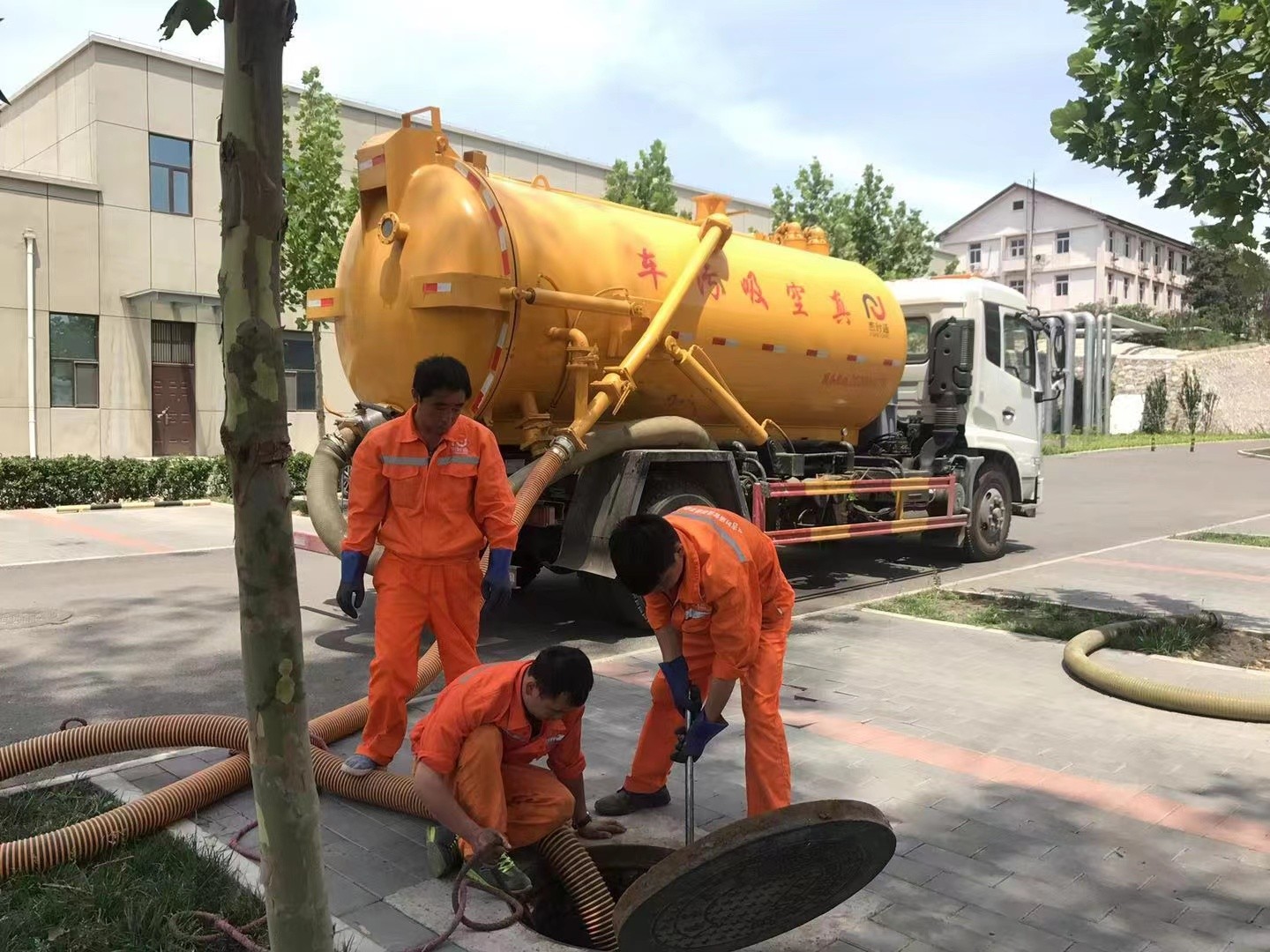 彭水管道疏通车停在窨井附近