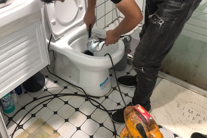 彭水马桶堵塞自己疏通还是找师傅？专业上门服务让你省时更省心